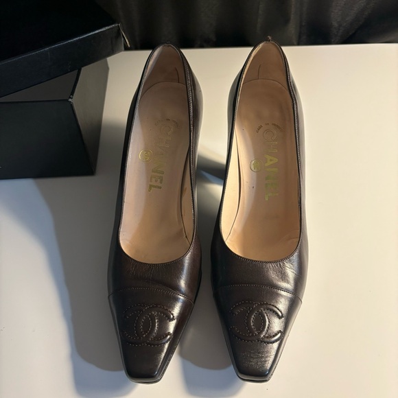 Vintage Chanel Double CC Cap Toe Lambskin Heel Pumps
Dark Brown - Picture 12 of 16